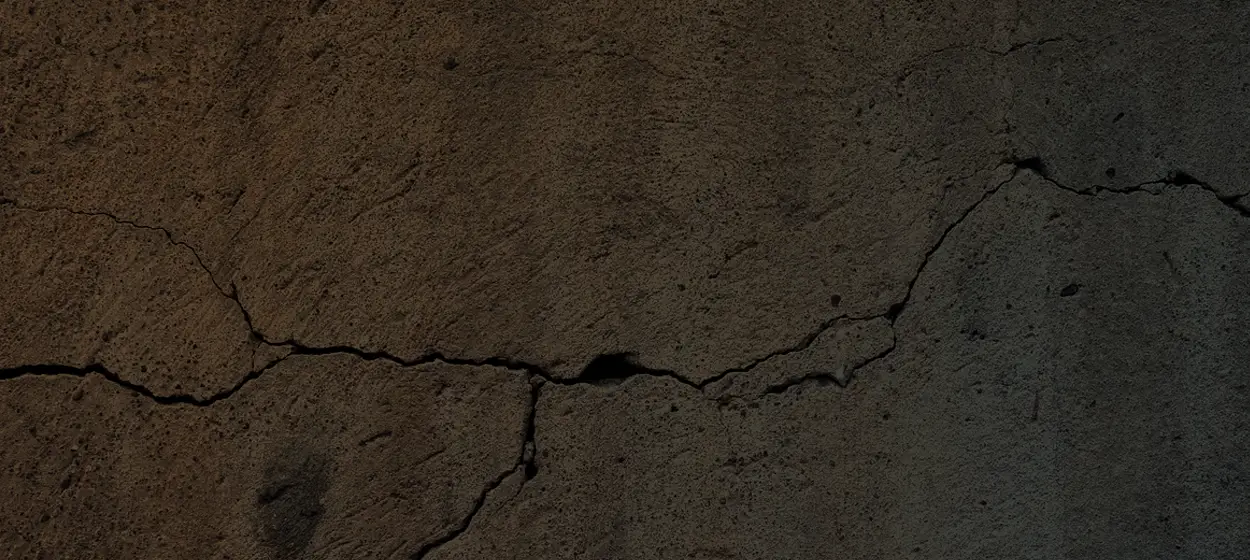Fissures sur sol argileux causées par le retrait-gonflement des argiles