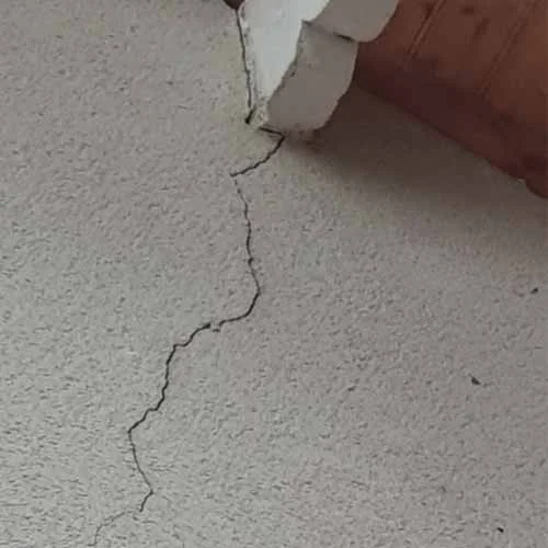 Lézarde sur un mur — signe caractéristique du retrait-gonflement des argiles