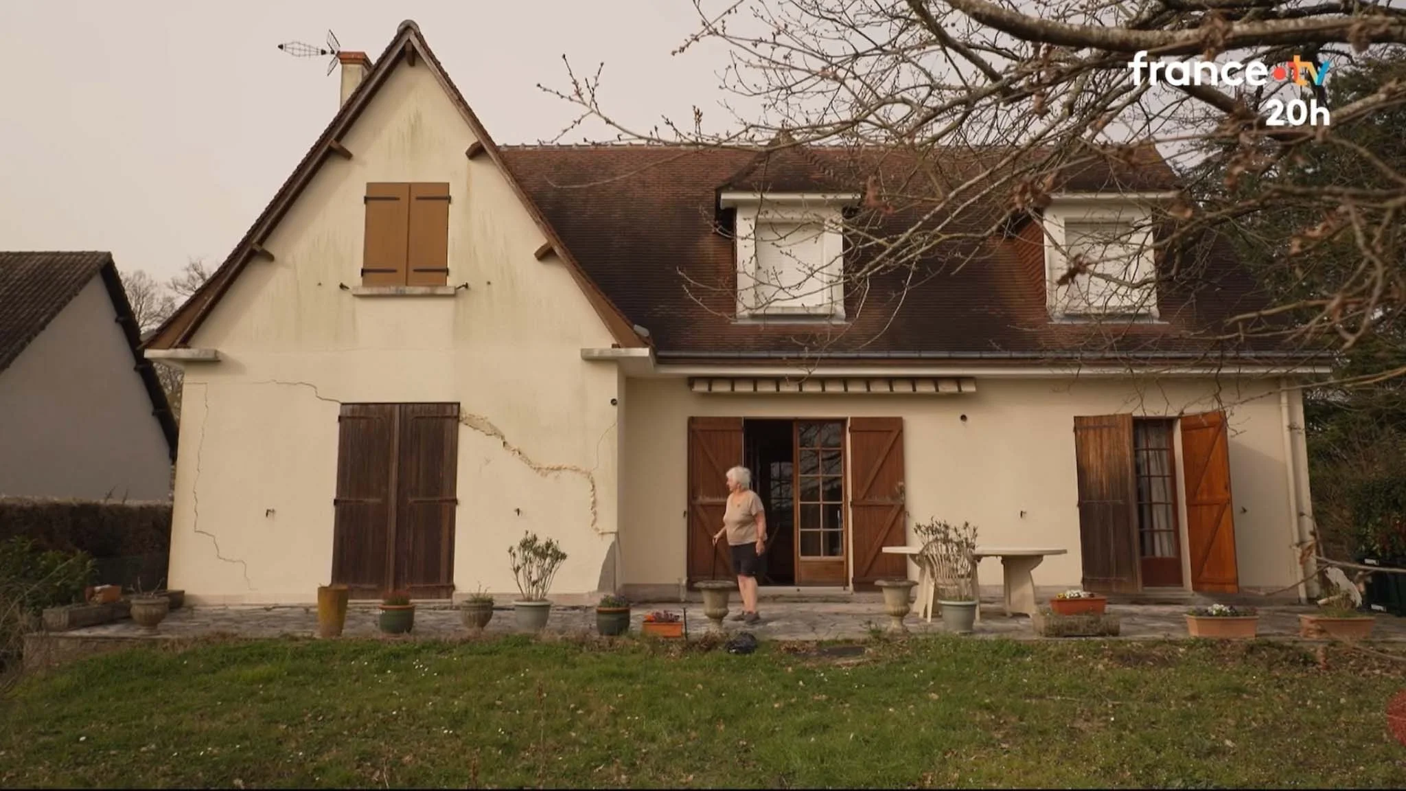 Façade de maison individuelle fortement fissurée suite au retrait-gonflement des argiles